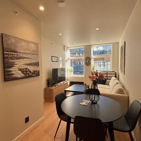 Beautiful 4 Bedroom In Sentrum Daire *